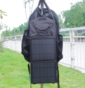 panel solar plegable resistente al agua sobre maleta